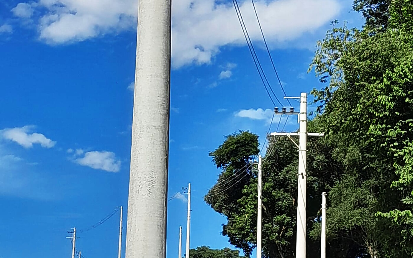 Loteamento Rancho LM em encosta com postes e rua em construcao - Innovar Urbanizadora